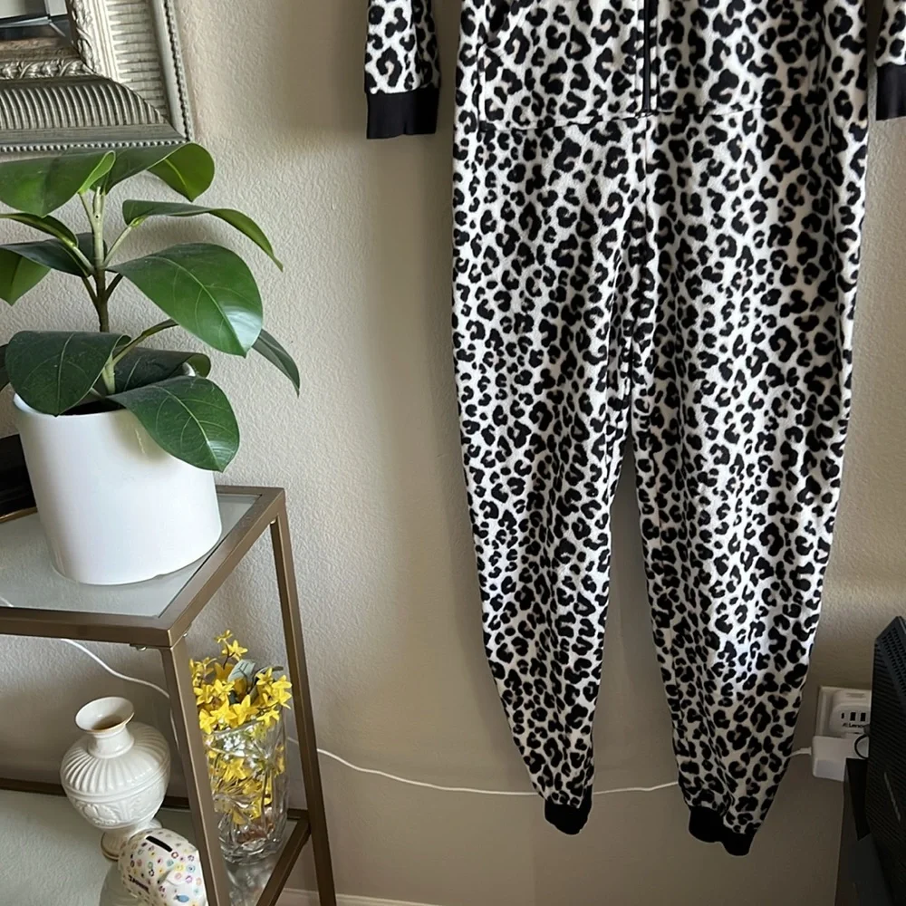 Free Press Womens Leopard Print Fleece Hooded Onesie Pajamas Medium White Black‎